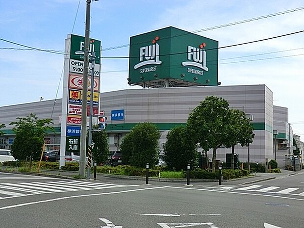 FUJI橋戸店まで1160m、通路が広くて買い物がしやすいです 駐車場あり (185台)