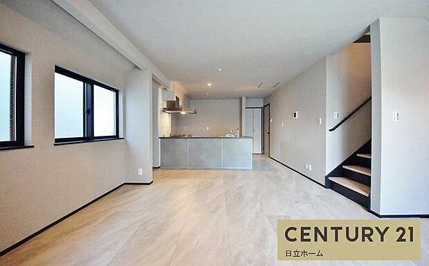 《リビングダイニング》 ■寛ぎとご家族とのコミュニケーションを育む居心地のよい場所。この明るい空間は家族に安らぎを与えて、落ち着いた心地よい空間になるでしょう。