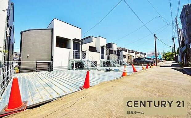 《外観》 ■一戸建ての多いエリア、静かで落ち着いた雰囲気。シンプルで美しいフォルム空気までクリーンになるような佇まい。心地よいライフスタイルが実現できるそんな予感。