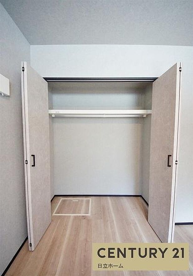 《収納》 ■室内をいつもすっきり保てる、収納力のあるクローゼット。ハンガーパイプと棚板で衣類の整理整頓がしやすく、日々の暮らしをスマートにサポート。