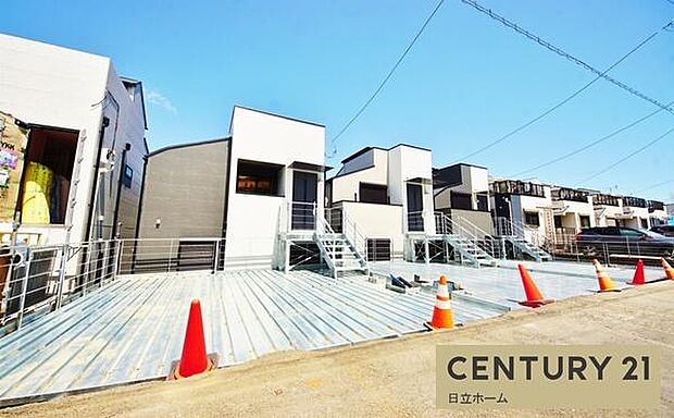《外観》 ■一戸建ての多いエリア、静かで落ち着いた雰囲気。シンプルで美しいフォルム空気までクリーンになるような佇まい。心地よいライフスタイルが実現できるそんな予感。