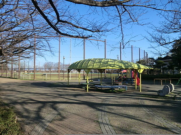 東俣野中央公園まで536m、童話「ジャックと豆の木」をイメージして造られた公園。展望台やテニスコート、運動場があります。