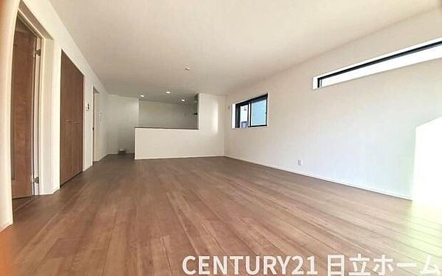 《リビングダイニング》 ■家族が自然と集まって、思い思いにくつろぎ、遊び、語らう、やすらぎの空間。