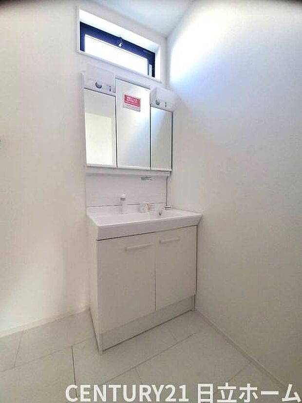 《洗面化粧台》 ■使いやすいシャープなデザインの洗面化粧台。