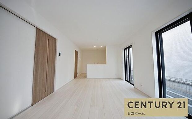 《リビングダイニング》 ■ゆとりを感じさせる上質で明るい空間が、住まう人や訪れる人を心地よく迎え入れてくれます。