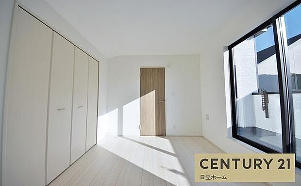 《洋室》 ■机とべットを入れても十分な広さ。。お子様の勉強部屋に。