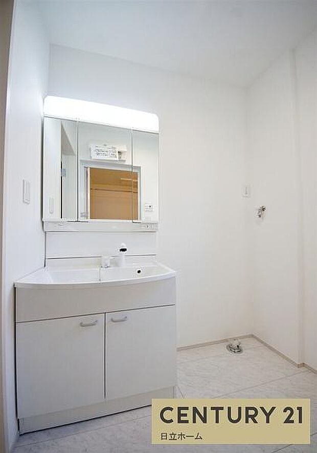 《洗面化粧台》 ■使いやすいシャープなデザインの洗面化粧台。