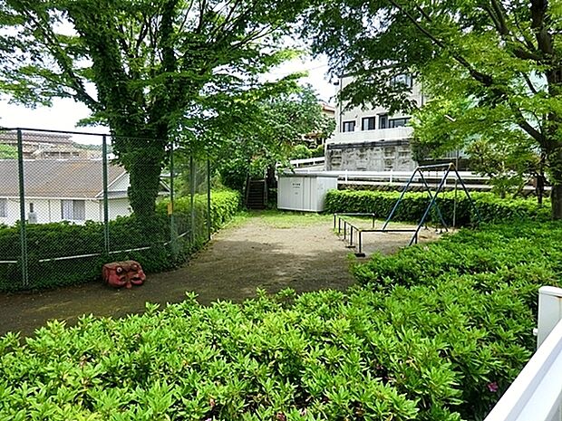 腰越かに公園まで576m、可愛いかにの石像が待っています。遊具は滑り台・ブランコがあります。
