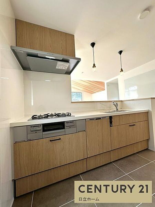 《システムキッチン》 ■家族が集う楽しく親子の会話も弾むキッチン。明るく清潔で使い勝手のいいキッチンには、いつも家族の笑顔があふれています。