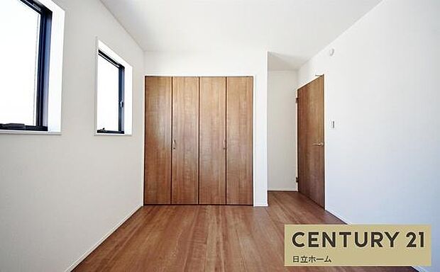 《子供部屋・洋室》 ■白い壁が窓から射し込む光を室内にまわし、柔らかな明るさを奥まで届ける。穏やかな空気に満ちた空間。