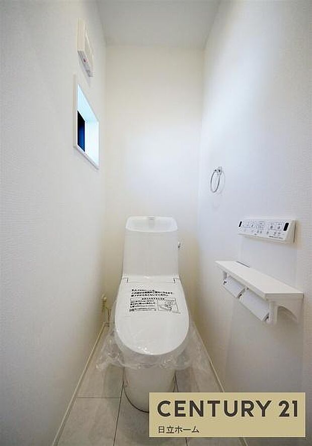《トイレ》 ■窓のあるトイレは明るい空間で清潔感があります。