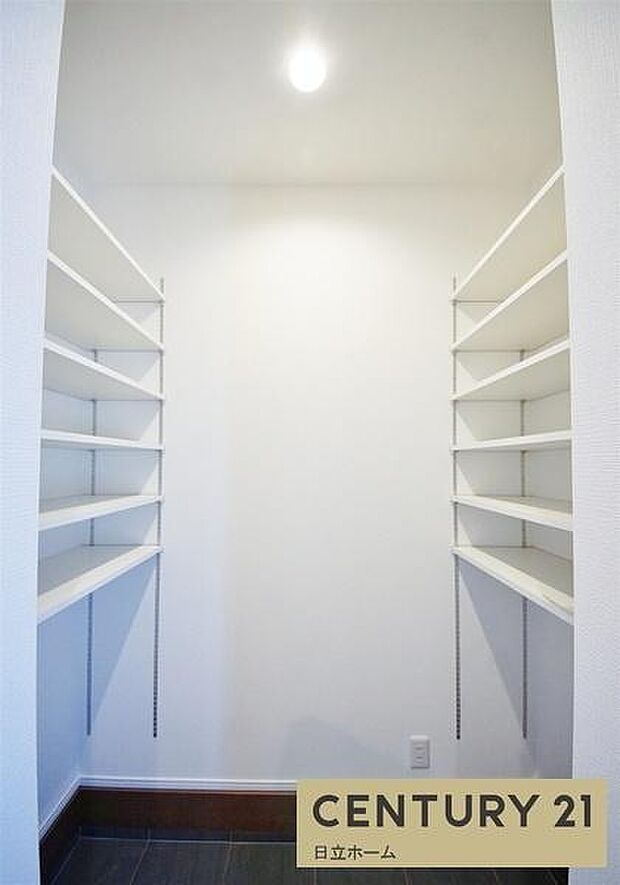 《シューズインクローク》 ■人気のシューズインクローク。靴だけでなくアウトドア用品や雨具などもスッキリ収納可能です。