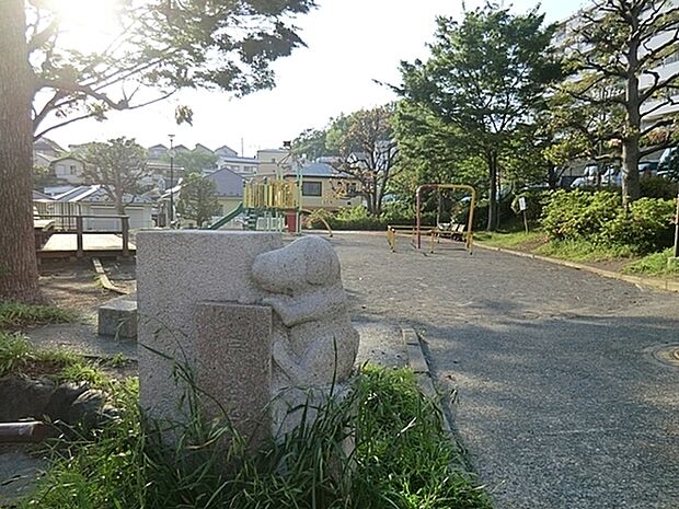 芹が谷2丁目公園まで593m、公園の表札には犬がシンボルになっていて、地元の小学生も多く訪れています。