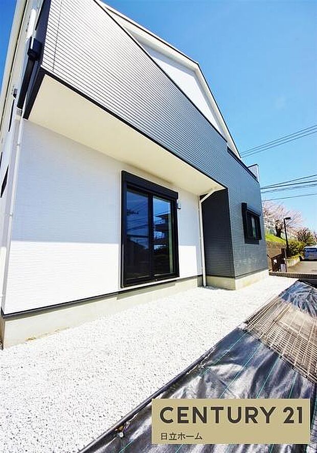 《庭》 ■青空と緑が広がる、特別な庭のある暮らし。子どもの笑顔も、大人の休日も、この場所が舞台になる。