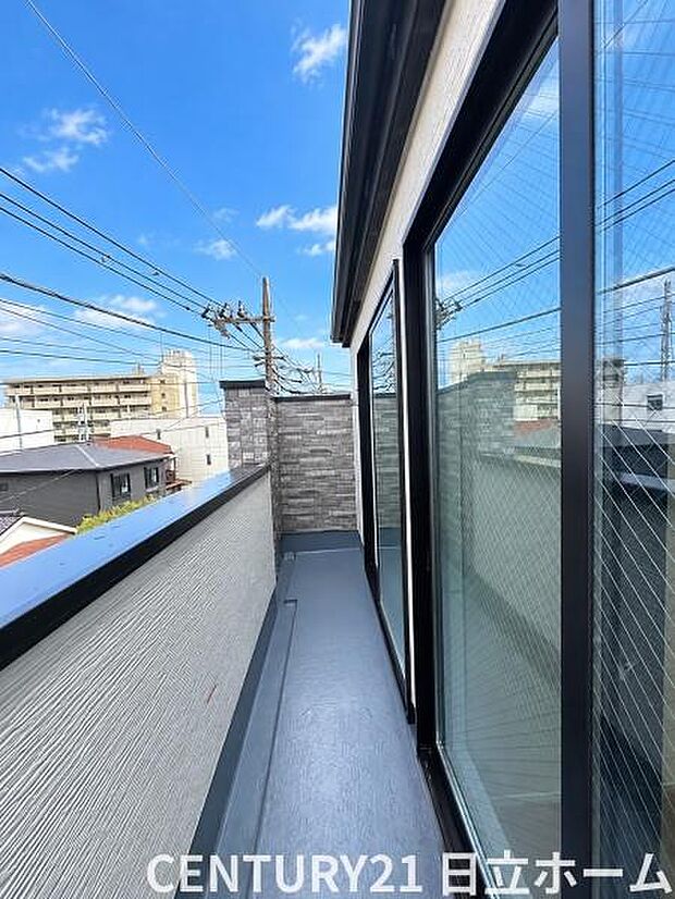 《バルコニー》 ■さわやかな風が通り暖かい光がふりそそぐバルコニー