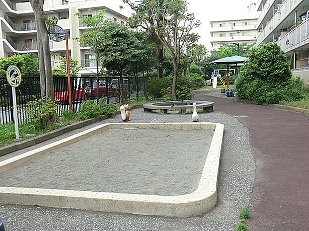 中瀬2丁目公園まで840m、住宅街の十分な広さの公園です。ブランコ・滑り台などの遊具があり、ベビーカーで入れますので、小さなお子様も楽しめます。