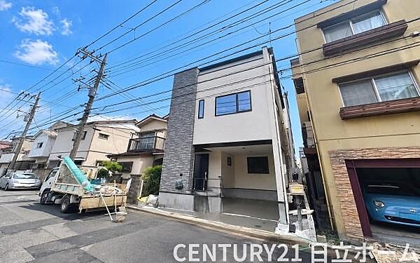 《前面道路》　道路と敷地はフラットな地形です。