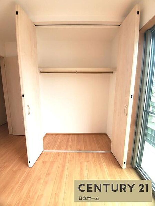 《収納》　■室内をいつもすっきり保てる、収納力のあるクローゼット。ハンガーパイプと棚板で衣類の整理整頓がしやすく、日々の暮らしをスマートにサポート。