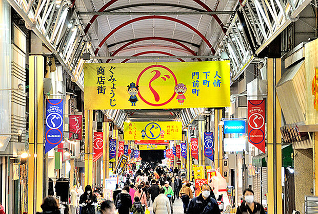 弘明寺かんのん通り商店街まで2121m、全長312Mのアーケード。大岡川プロムナードを舞台とする「桜まつり」はじめ、様々なイベントが開催される人情味豊かな商店街