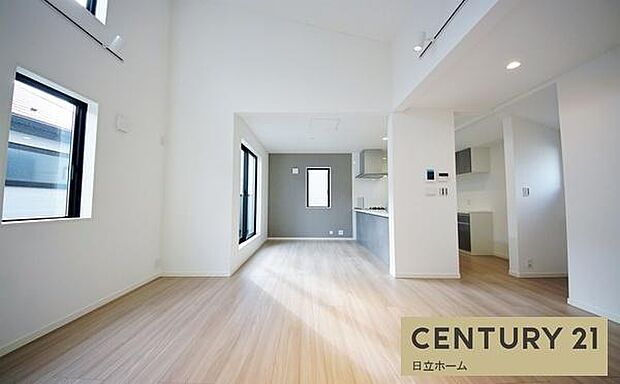 《リビングダイニング》 ■開放的で広いリビング。のびのびとくつろげるリビングは、家族のコミュニケーションの場として、みんなが集まる憩いの場所に。