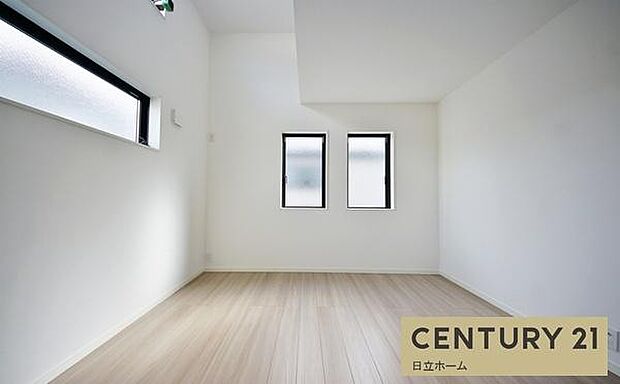 《寝室》 ■朝から日差しいっぱい、早起きしたくなる洋室。ベッドを置いてもゆとりを感じられる。窓からの朝日が心地よい目覚めへと誘います。ゆとりある広さを確保し、心地よいプライベートタイムを演出します。