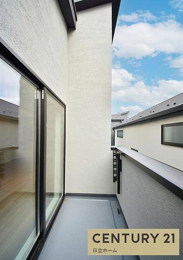 《バルコニー》 ■陽当りも良く、長時間日が当たるので、洗濯物も良く乾きそうです。目の前には気持ちの良い青空が、夜には綺麗な星空が広がります。