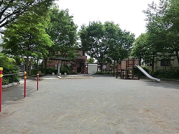 さちが丘蔵屋敷公園まで833m、小さなお子さんに遊びやすい公園です。滑り台など遊具が設置されています。