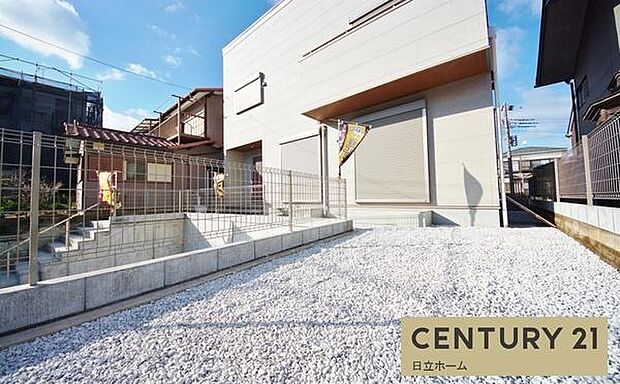 《庭》　■玉砂利敷で雑草を防ぎ、いつでもキレイ。鉢植えなどで花を添えてもいいですね。防犯にも一役買います。