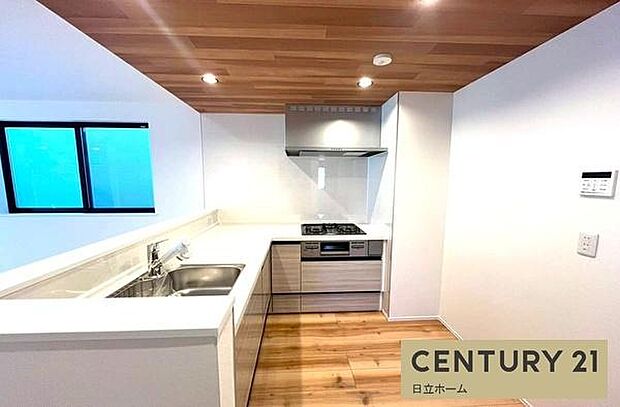 《システムキッチン》 ■家族が集う楽しく親子の会話も弾む対面キッチン。明るく清潔で使い勝手のいいキッチンには、いつも家族の笑顔があふれています。