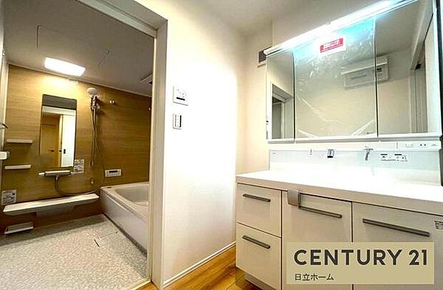 《洗面化粧台》 ■シンプルでモダンなデザインは、浴室や脱衣所全体を明るく清潔な印象に見せています。