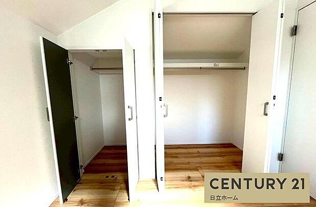 《収納》 ■室内をいつもすっきり保てる、収納力のあるクローゼット。ハンガーパイプと棚板で衣類の整理整頓がしやすく、日々の暮らしをスマートにサポートします。