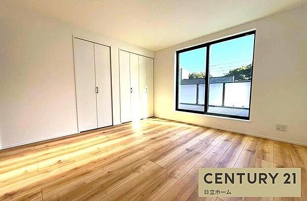 《洋室》 ■ナチュラルトーンのフローリングと白壁が織りなす、明るく温かな洋室。窓から差し込む柔らかな光が、日々の暮らしをやさしく包み込みます。