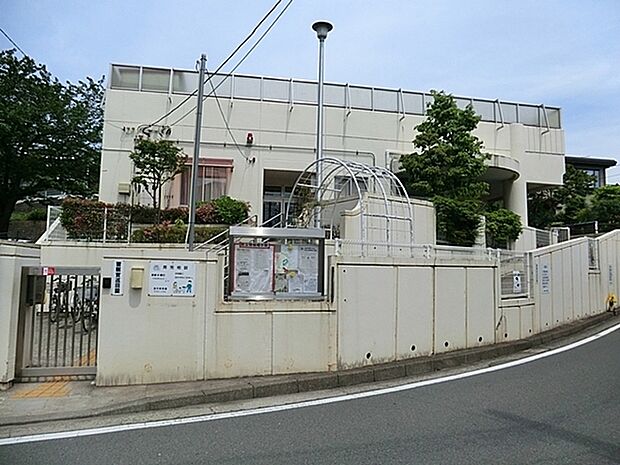 汲沢保育園まで680m、街路地は桜並木が続く自然に恵まれた環境にあります。子どもたちの笑顔がはじける地域に根差した保育園です。