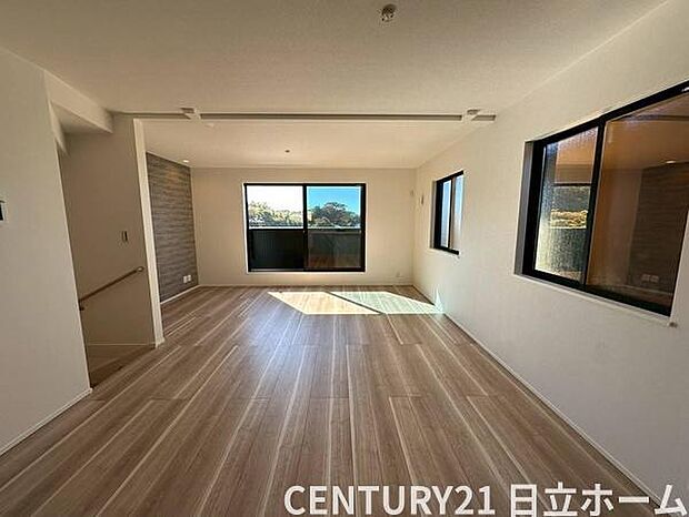 《リビングダイニング》 ■上質な時間を育む暮らしのメインステージ。寛ぎとご家族とのコミュニケーションを育む居心地のよい場所。この明るい空間は家族に安らぎを与えて、落ち着いた心地よい空間になるでしょう。