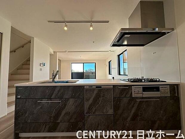 《システムキッチン》 ■お手入れしやすくきれいなキッチン。お料理の始めから後片付けまで楽しい時間になりそうです。