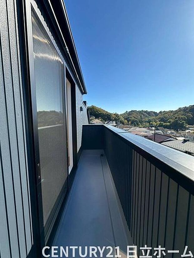 《バルコニー》 ■陽当りも良く、洗濯物も良く乾きそうです。目の前には気持ちの良い青空が広がります。前面に高い建物がないので開放的で開けた眺望が望めます。