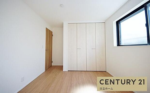 《洋室》 ■収納もしっかりとれていて、陽当たりも良く明るい居室。