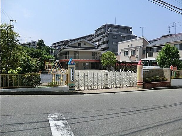 横浜三輪幼稚園まで987m、少人数の明るく落ち着いた雰囲気の中、子ども達がクラス、学年を超えて友達や先生達と関わり合うことで信頼関係が築かれます。