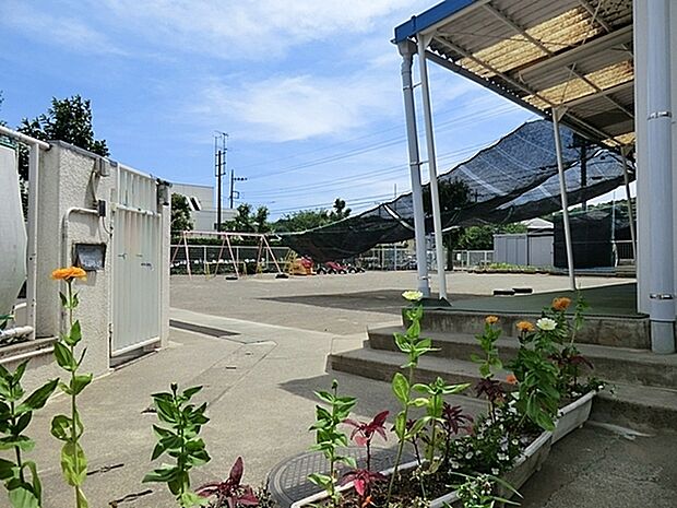 下瀬谷保育園まで386m、広々とした園庭には、すべり台やボルダリング付きの大型遊具、畑などの設備が整っています