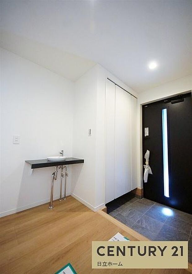 《玄関》■玄関ホールにもゆとりをもった設計ですので第一印象が違います。玄関は家の顔ですので、開放感は大事ですね。ウェルカム洗面も標準装備しました。