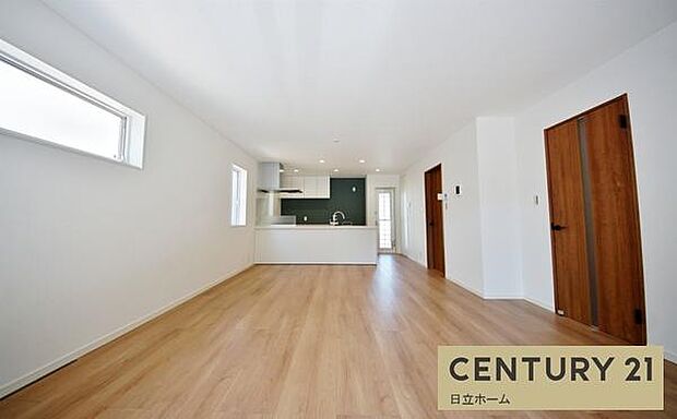 《リビングダイニング》　■開放的で広いリビング。のびのびとくつろげるリビングは、家族のコミュニケーションの場として、みんなが集まる憩いの場所に。