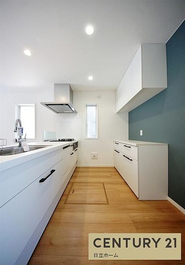 《カップボード》　■背面に設置されたカップボード。食器はもちろん、炊飯器、ホットプレートなども収納できます。