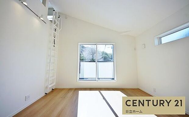 《寝室》　■ベッドを置いてもゆとりを感じられる。窓からの朝日が心地よい目覚めへと誘います。ゆとりある広さを確保し、心地よいプライベートタイムを演出します。