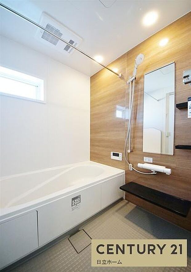 《浴室》　■ゆったり足を伸ばせる浴槽。お子様と一緒でもゆとりの広さ。1日の疲れを癒してくれるバスタイム。窓付きのバスルームは明るく、浴室乾燥機能付きなので、天気の悪い日の外出も安心して出掛けられます。