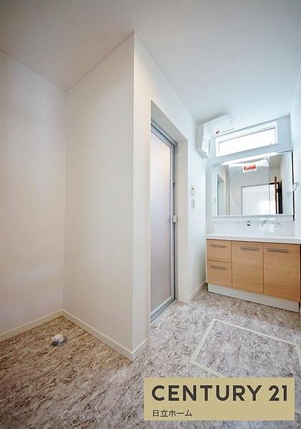 《洗面化粧台》　■洗面化粧台の鏡は、メイクや髭剃りに便利な三面鏡タイプ。開いて合わせ鏡としても使用できます。鏡の裏側は収納スペースとして利用でき、小物などの保管に便利な棚も付いています。