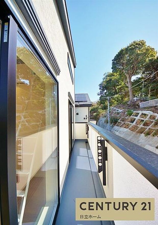 《バルコニー》　■さわやかな風が通り暖かい光がふりそそぐバルコニー