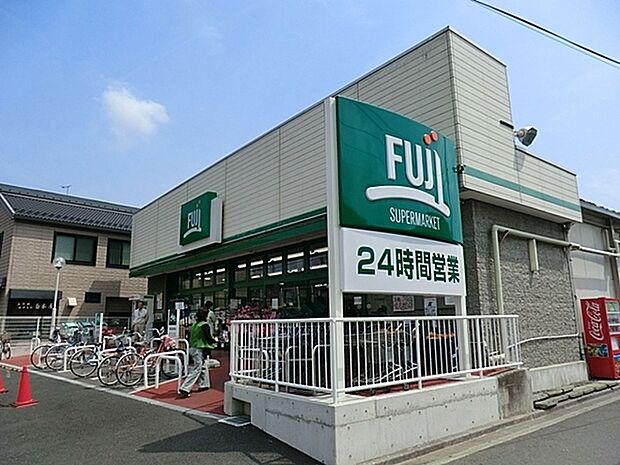 フジスーパー 天神橋店まで916m、毎日の食卓に並ぶものだからこそ、品質はもちろん、安心・安全を第一に考えた価値ある商品など、数多く取り揃えております。