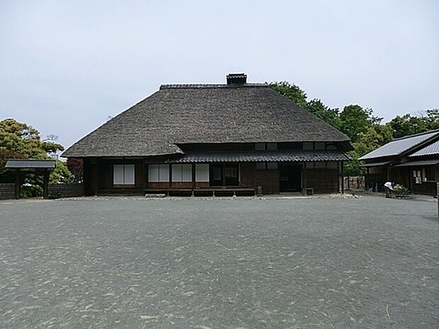 本郷ふじやま公園まで270m、けやき広場やどんぐり広場など季節ごとに表情を変える自然を余すところなく感じることができます。