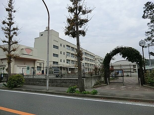 横浜市立本郷小学校まで833m