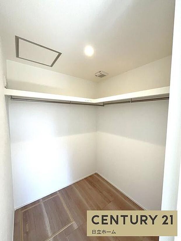 《ウォークインクローゼット》 ■大容量のウォークインクローゼットをご用意。衣類だけでなく、遊び道具やトランクなどの旅行用品の収納にも重宝します。